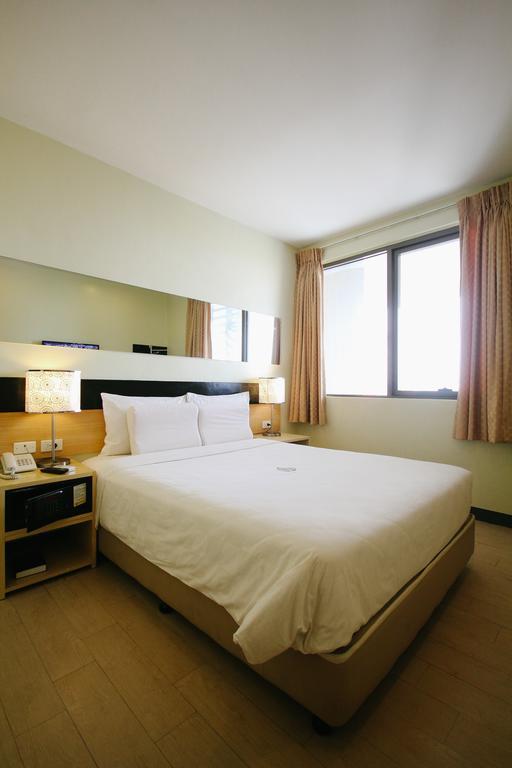 Go Hotels Iloilo Phòng bức ảnh